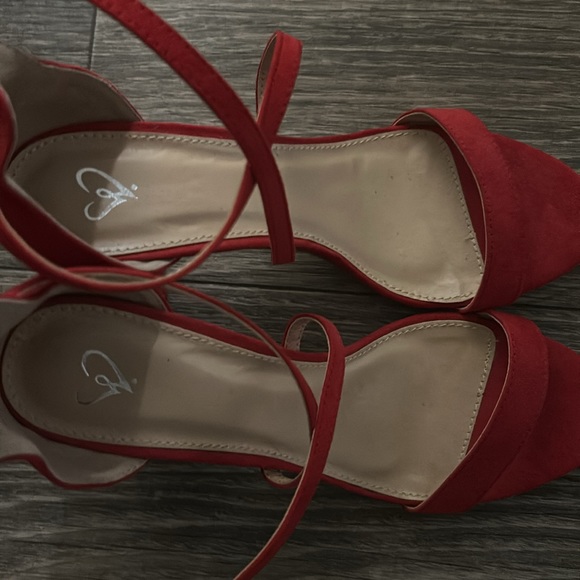 Red size 8 heels - Picture 4 of 7
